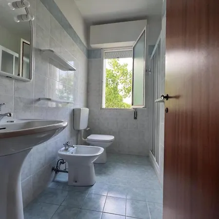 Condominio Ivelca * 利尼亚诺萨比亚多罗